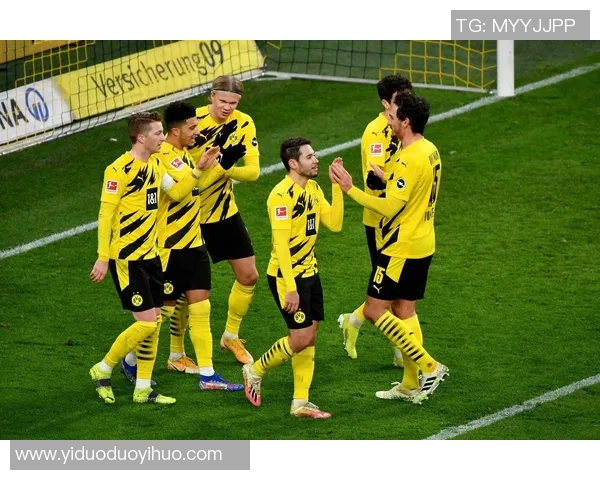 多特蒙德在激烈对决中迎战劲敌,展现全新战术布局与球员实力 多特蒙德在激烈对决中迎战劲敌,展现全新战术布局与球员实力